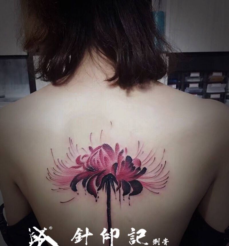 又见彼岸纹身图片_成品背部传统写实植物彼岸花纹身图案