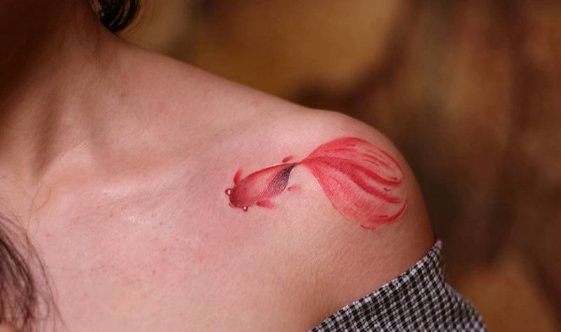 肩部小金鱼纹身图片_肩部清新纹身图案