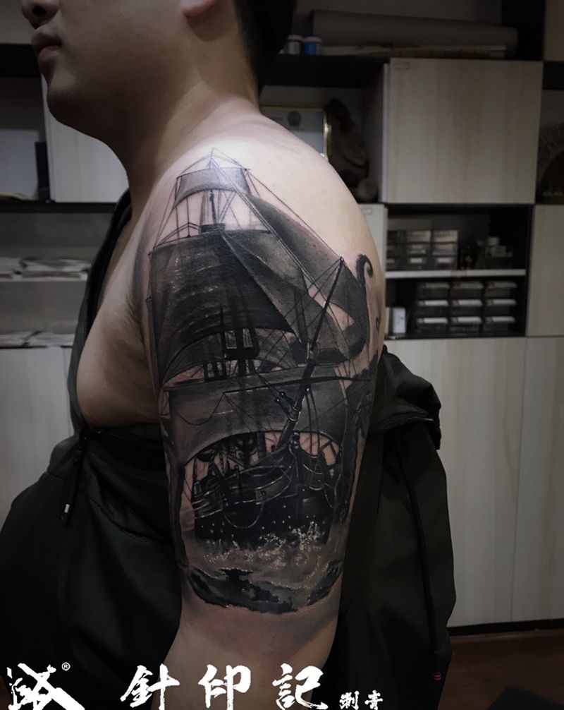 一帆风顺纹身图片_手臂欧美写实帆船纹身图案