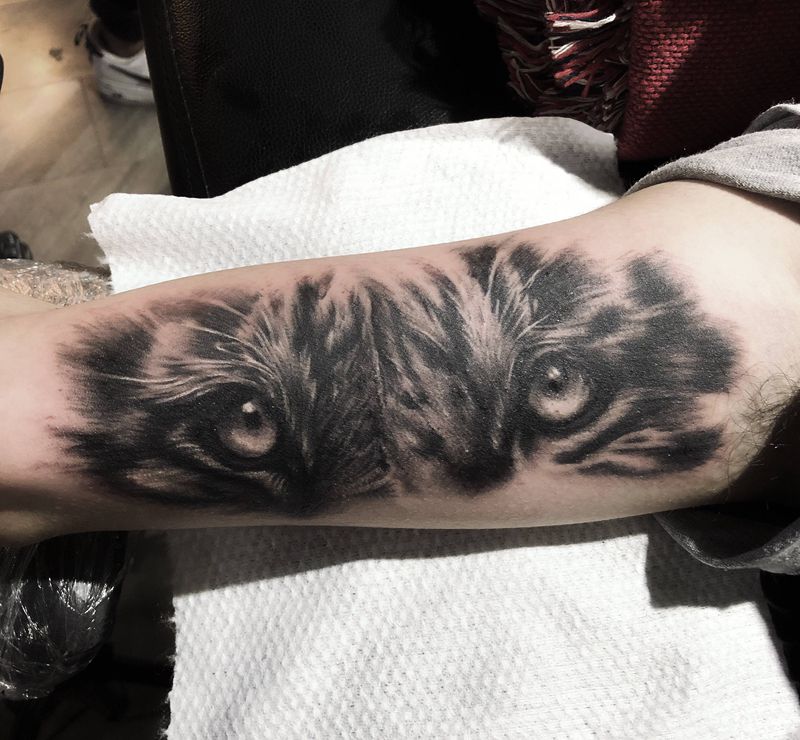 是个很酷的女生纹身图片_手臂纹身图案