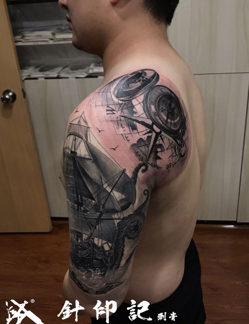 一帆风顺纹身图片_肩部手臂欧美写实帆船纹身图案