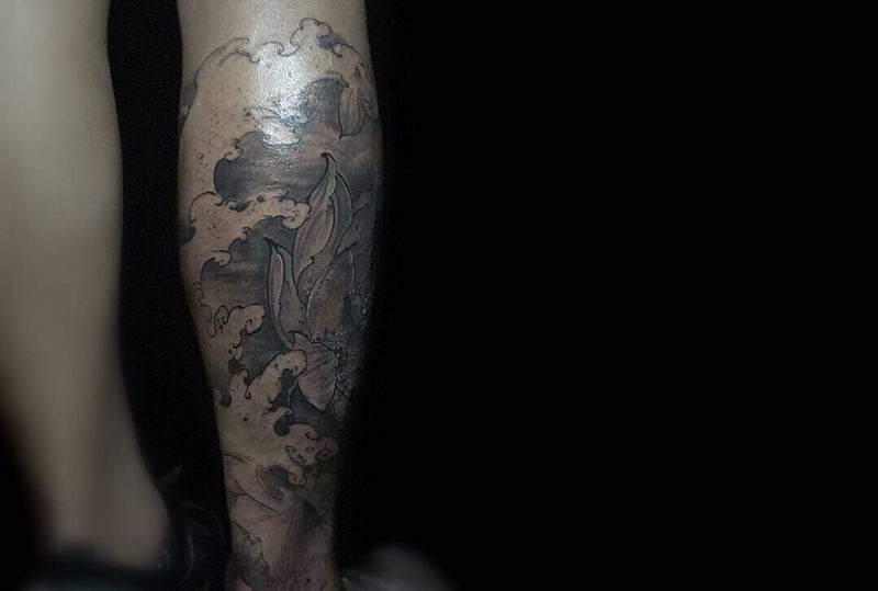 烫伤遮盖纹身图片_脚部腿部莲花浪荷叶纹身图案