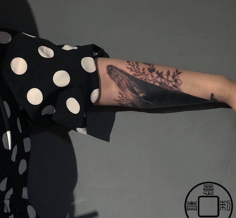 遮盖旧图，鲸鱼纹身图片_手臂手部鲸鱼，素花纹身图案