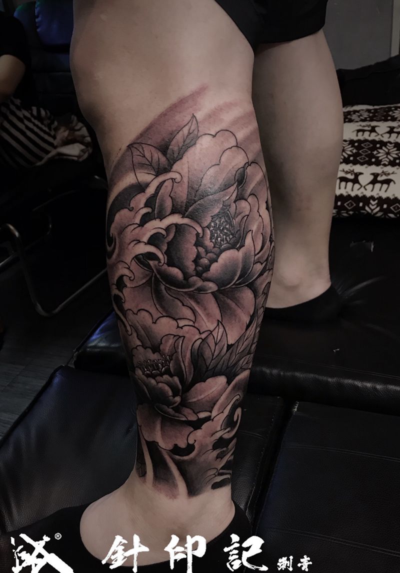 小腿牡丹纹身图片_腿部新传统牡丹纹身图案