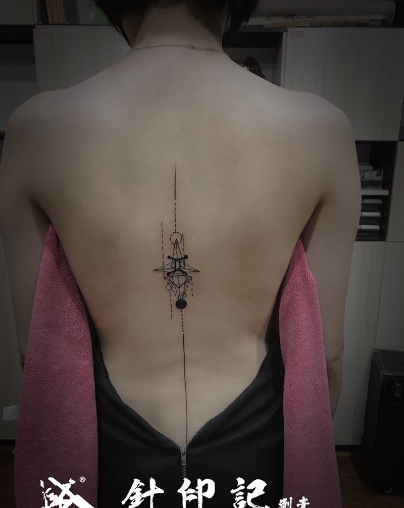 曲线纹身图片_背部点刺纹身图案