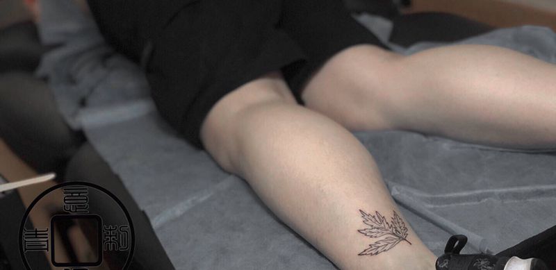 简笔画枫叶纹身图片_脚部腿部原创纹身图案