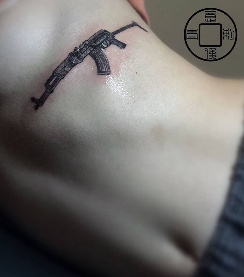 ak遮盖旧图纹身图片_腰部腹部水墨ak47步枪原创纹身图案