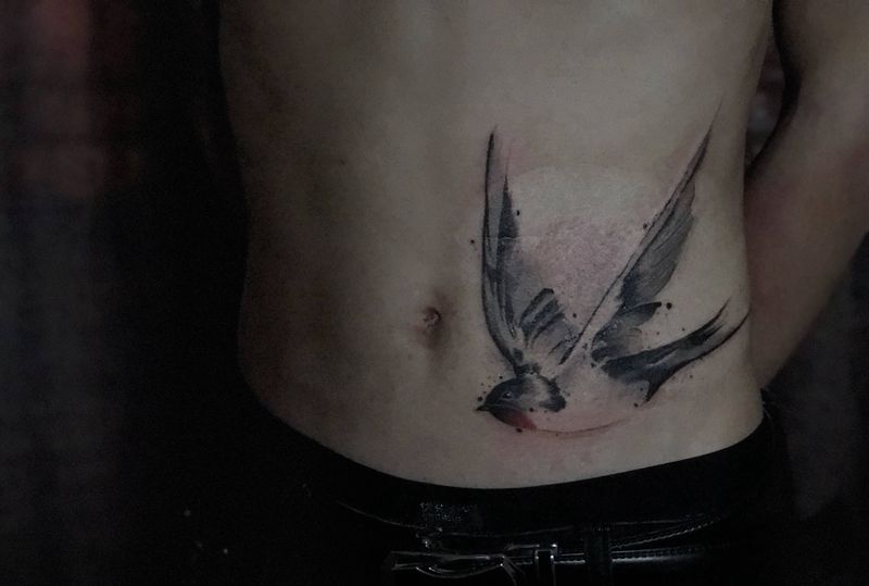 遮盖烫伤疤痕纹身图片_腹部腰部水墨水彩燕子纹身图案