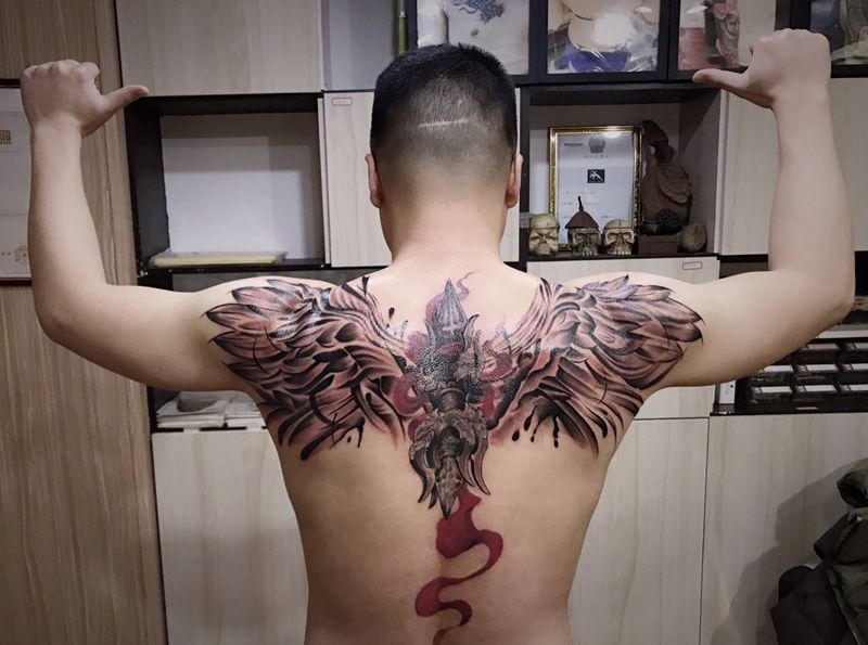 翼纹身图片_背部纹身图案