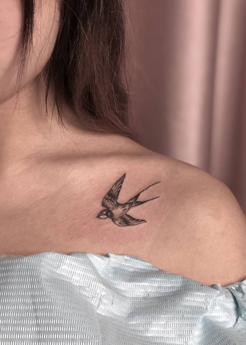 飞燕纹身图片_肩部胸部老传统新传统纹身图案