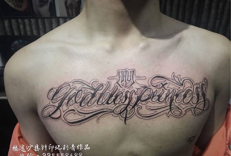 英文小花胸纹身图片