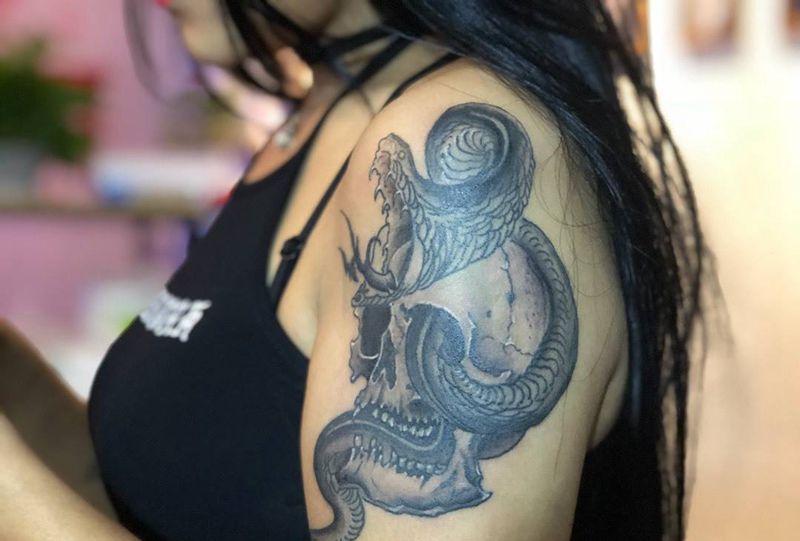 骷髅蛇纹身图片_手臂欧美写实纹身图案