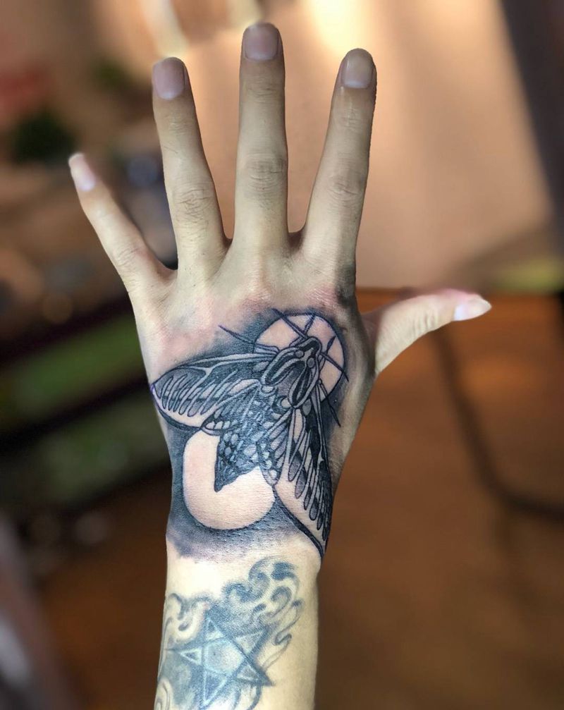 飞蛾纹身图片_手部手臂图腾欧美写实纹身图案