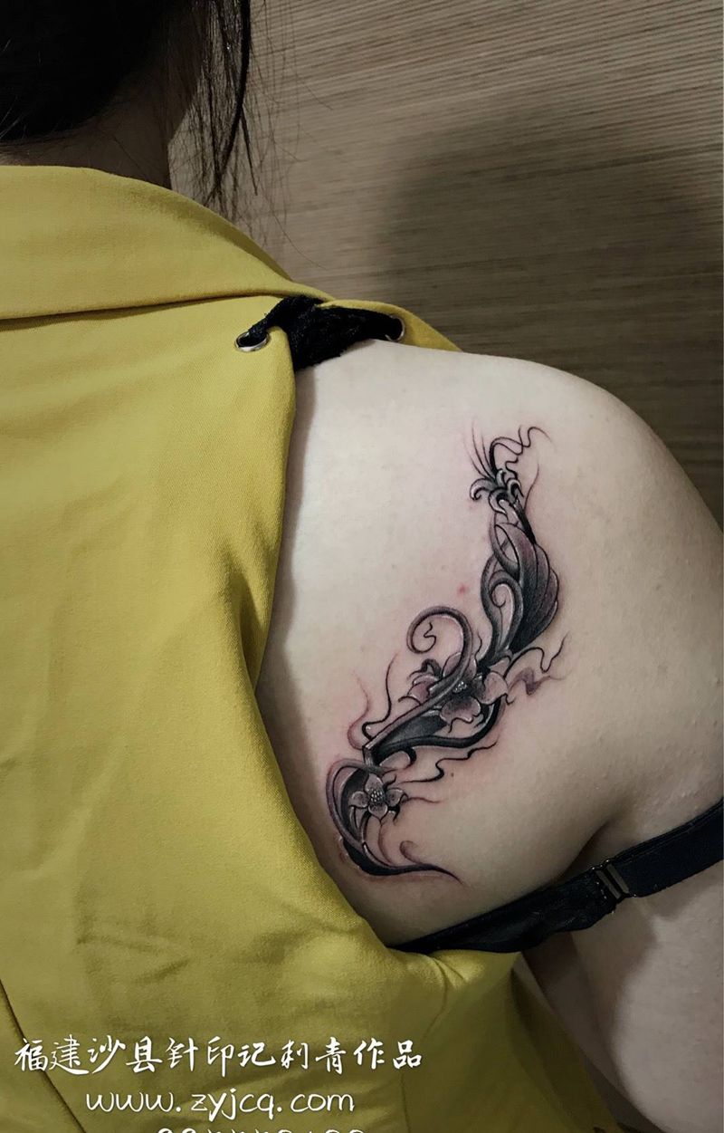 肩膀小作纹身图片