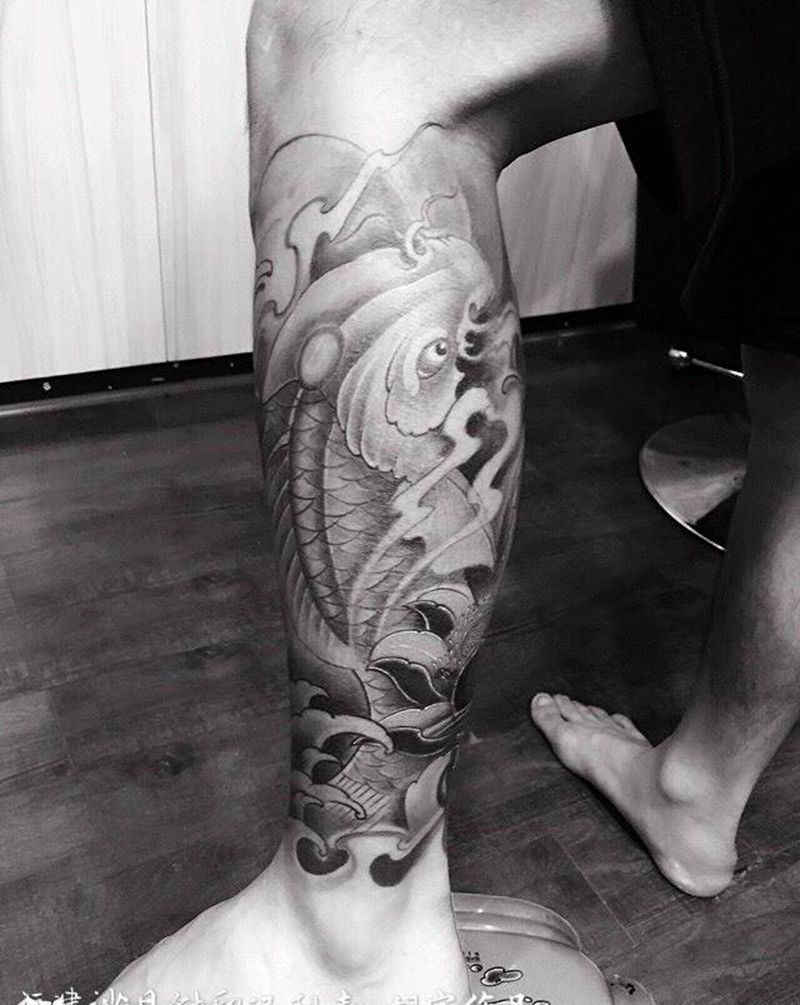 包小腿锦鲤纹身图片