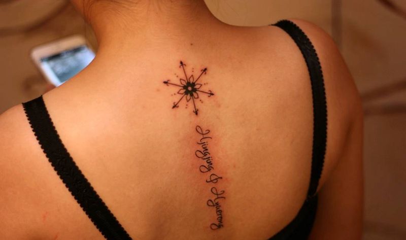 小雪花和英文纹身图片