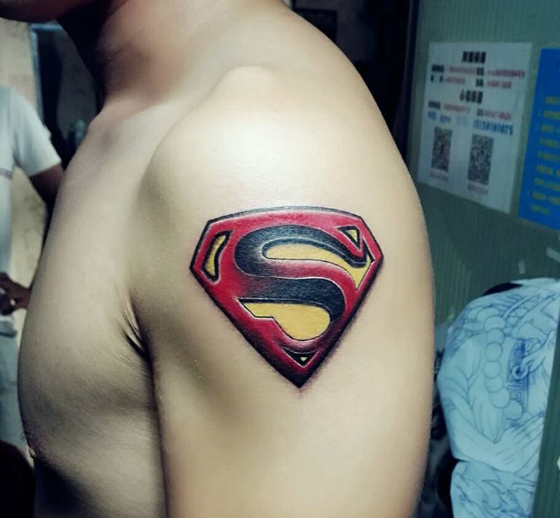 超人标志纹身图片_肩部手臂欧美几何静物纹身图案