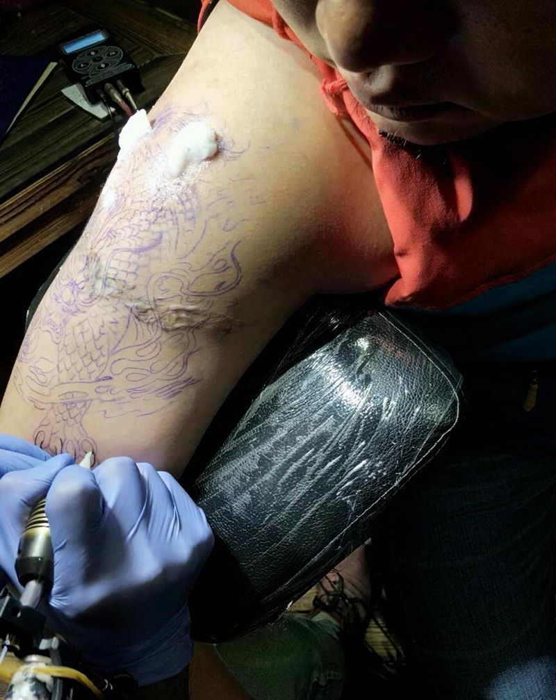 大臂麒麟操作中纹身图片
