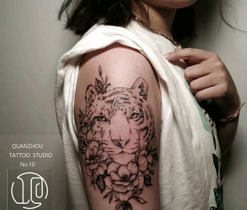 素花老虎纹身图片_手臂几何点刺纹身图案