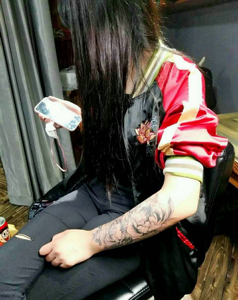 点刺风格包小臂纹身图片