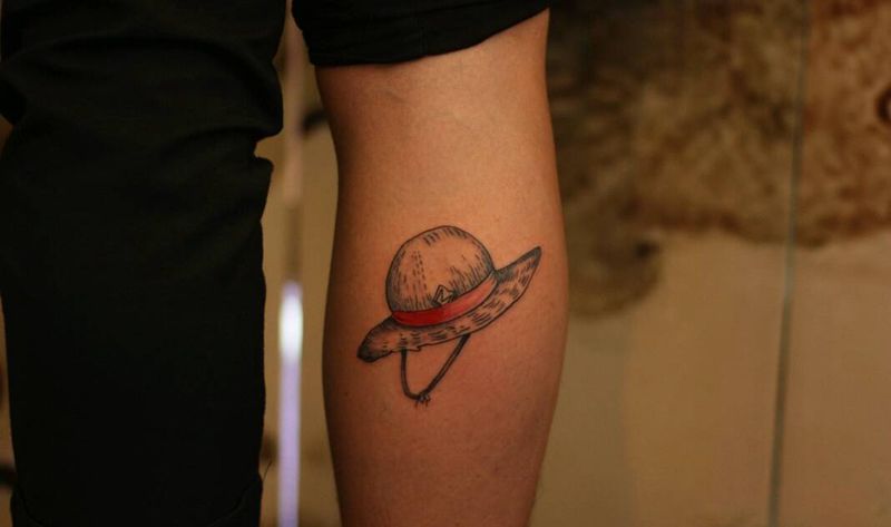 海贼王草帽纹身图片_腿部清新静物海贼王纹身图案