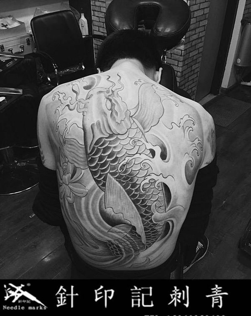 满背鲤鱼纹身图片