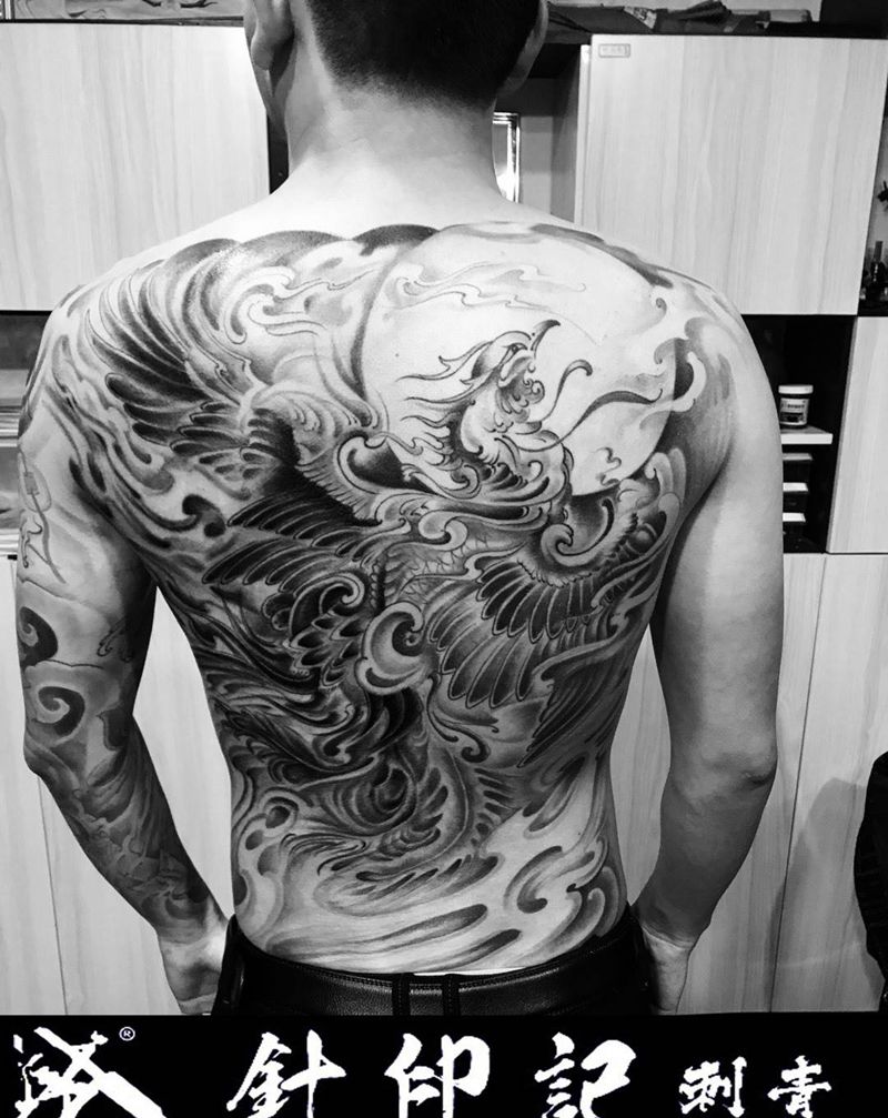 满背凤凰纹身图片