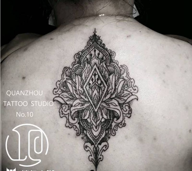 梵花加英文纹身图片_背部几何点刺纹身图案