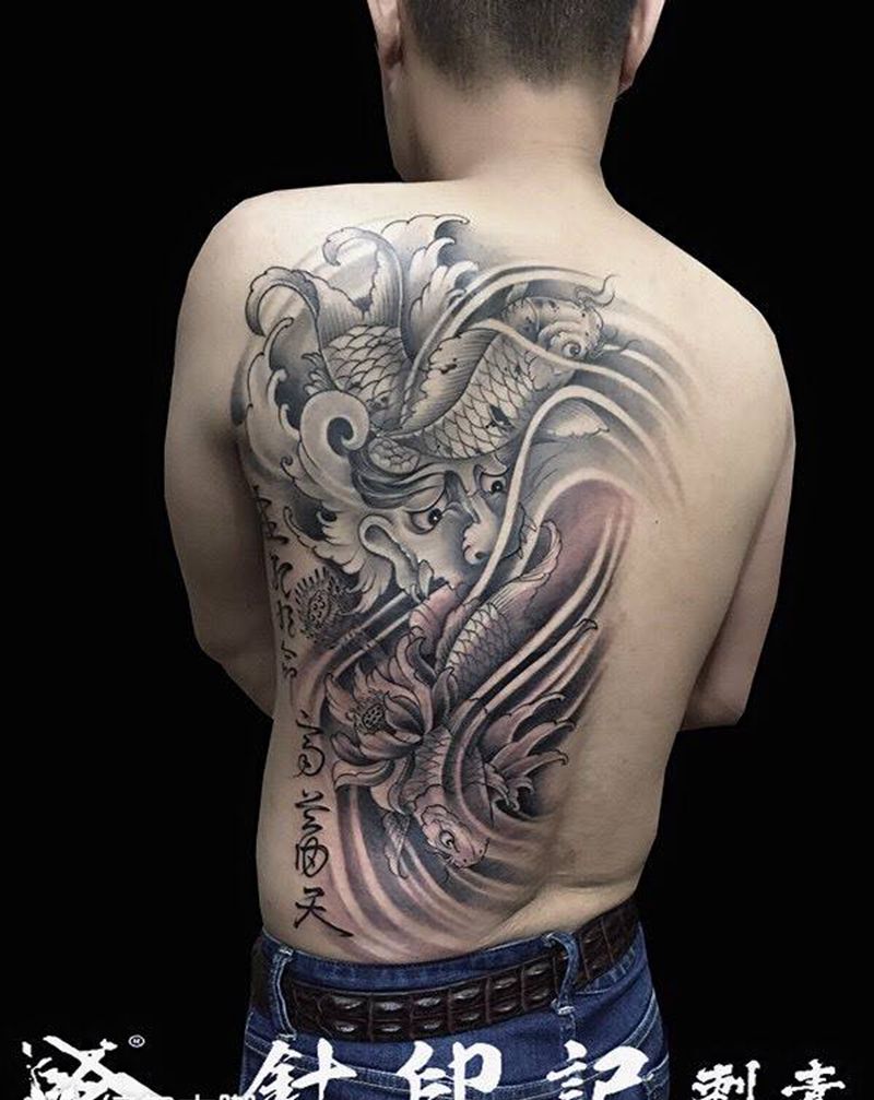背部鲤鱼纹身图片