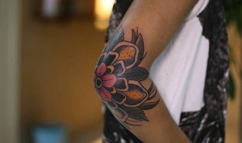 old school 花爆手肘纹身图片