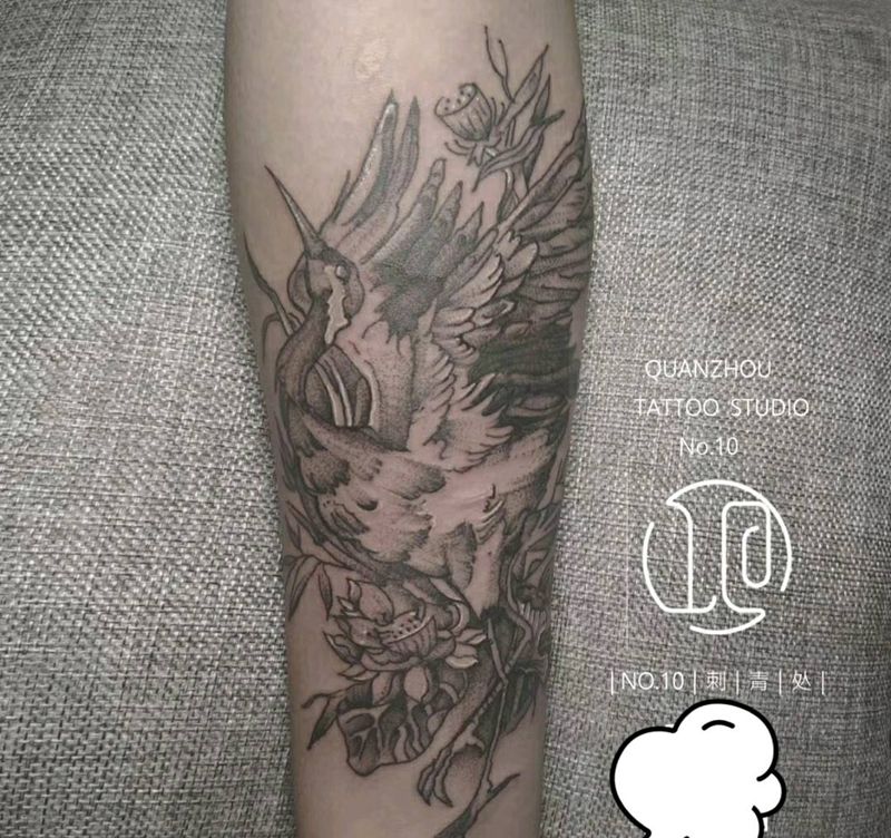 鹤纹身图片_手臂点刺纹身图案