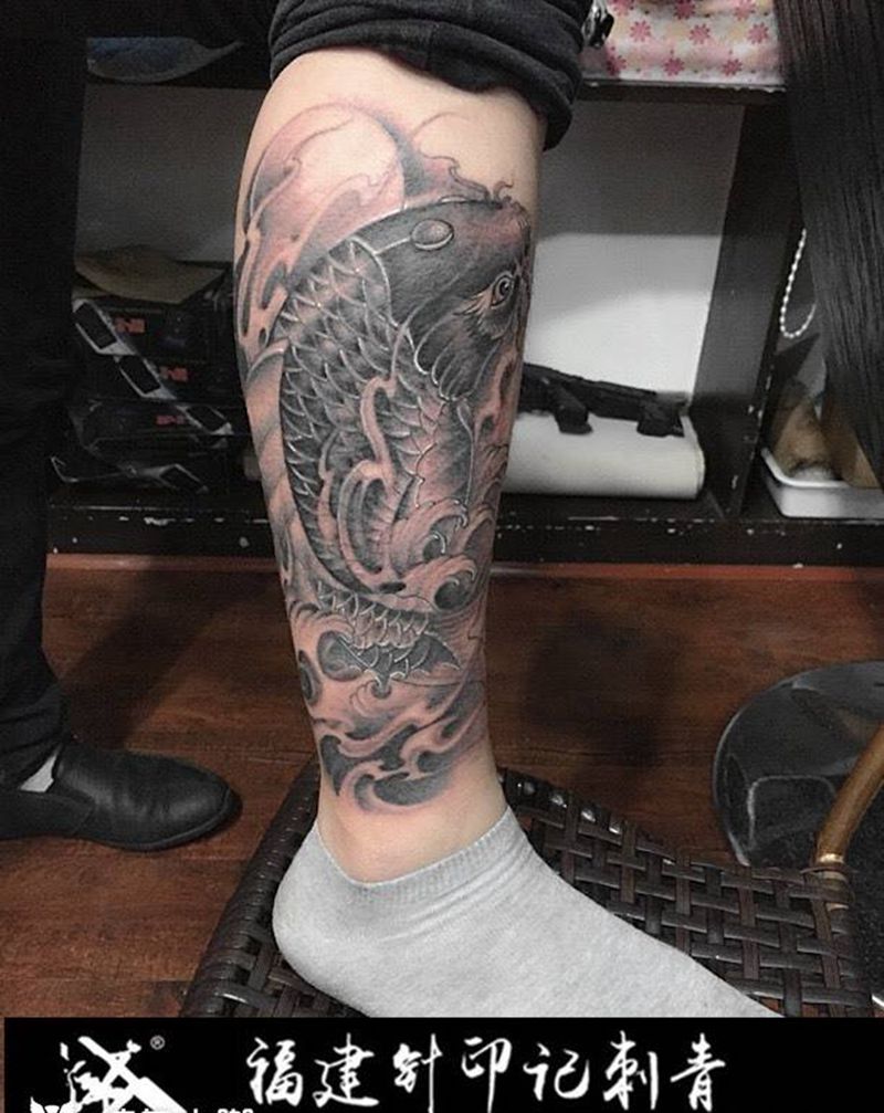 小腿锦鲤作品纹身图片