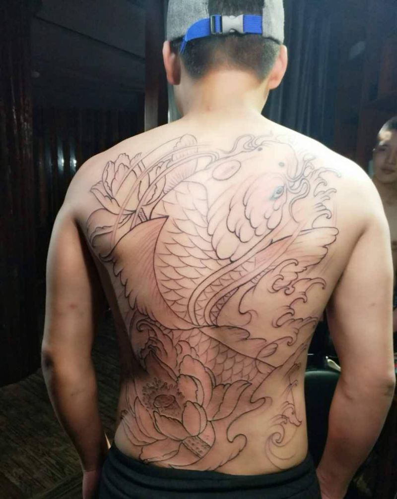 满背鲤鱼线条待上色纹身图片