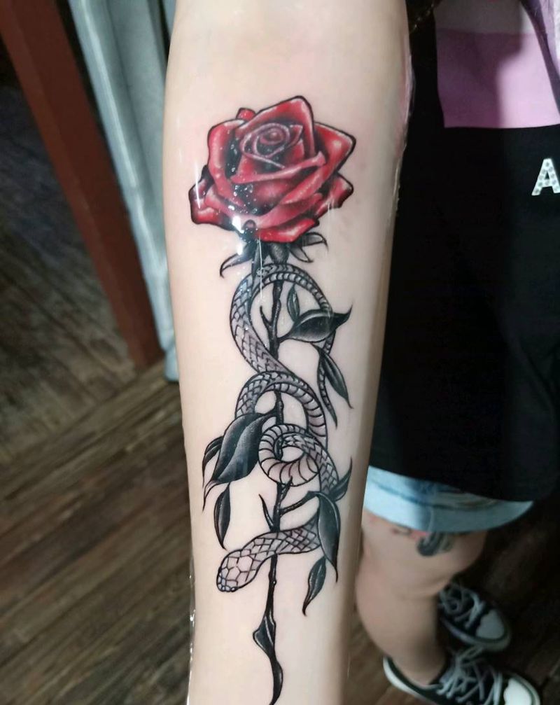 玫瑰花蛇纹身图片_手臂新传统纹身图案