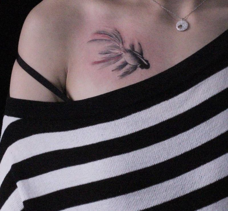 水彩金鱼纹身图片_成品胸部肩部国画动物纹身图案