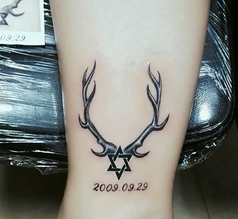 鹿角纹身图片_脚部清新几何字符情侣原创成品纹身图案