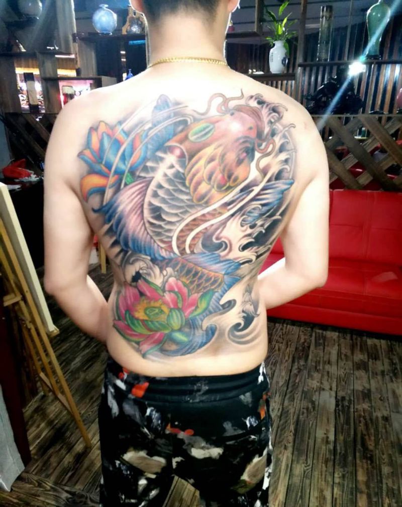 满背鲤鱼重彩未完纹身图片