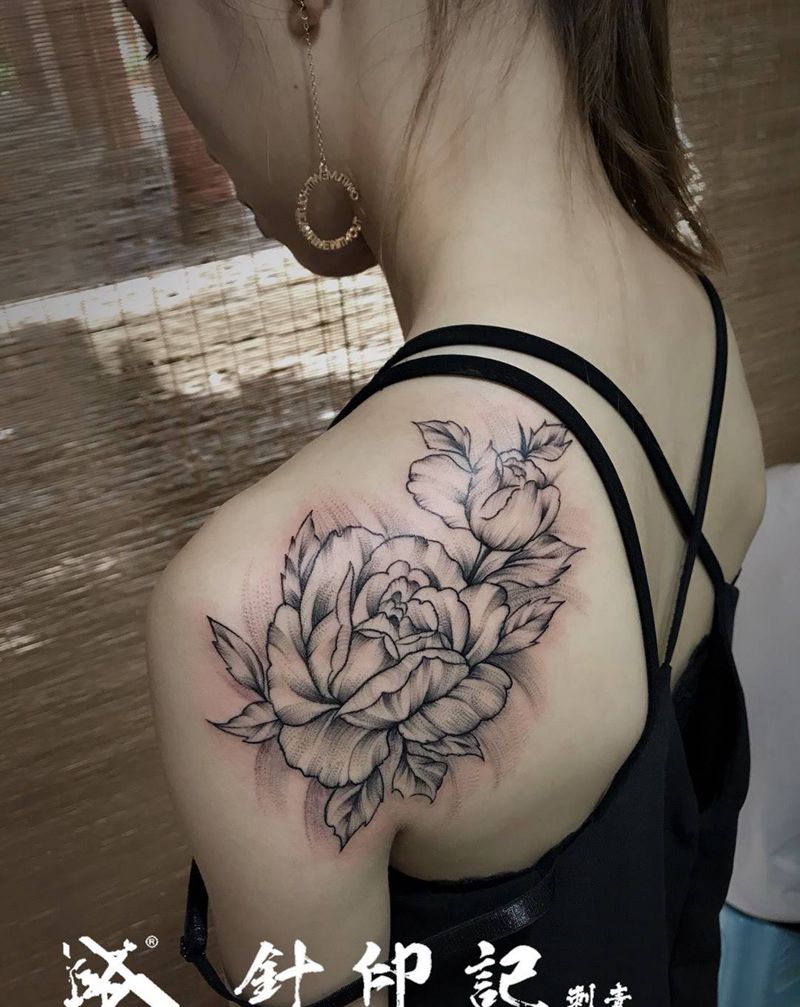 花纹身图片_成品肩部清新植物纹身图案