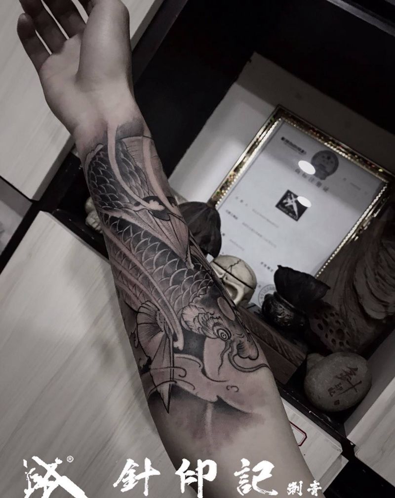 锦鲤鱼纹身图片_成品臀部传统动物纹身图案