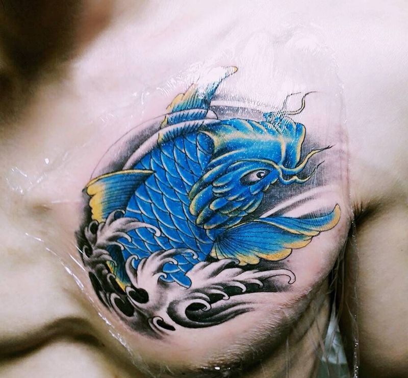 鲤鱼遮盖纹身图片_胸部传统动物原创成品纹身图案