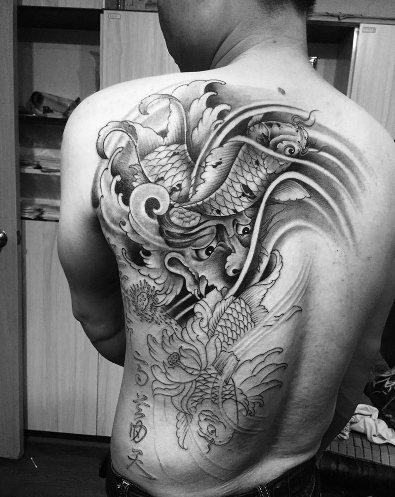 黑灰鲤鱼纹身图片