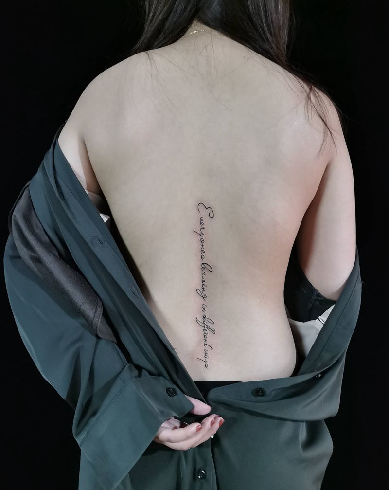 小字母纹身图片_背部新传统纹身图案