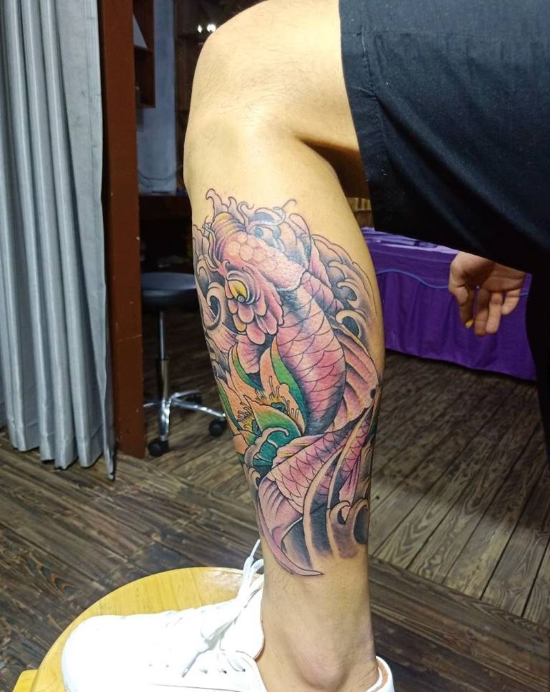小腿彩色鲤鱼纹身图片