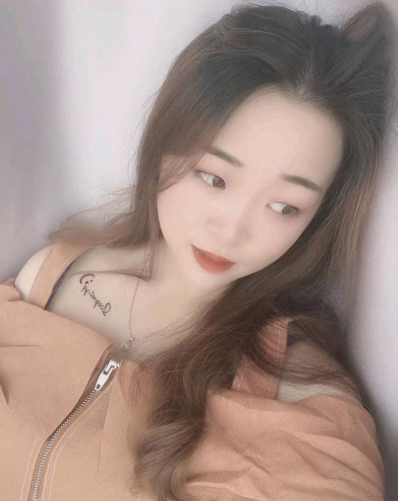 小清新纹身图片_胸部纹身图案