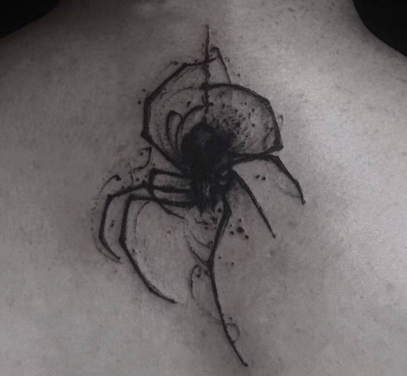 暗黑／蜘蛛纹身图片_背部颈部水墨纹身图案