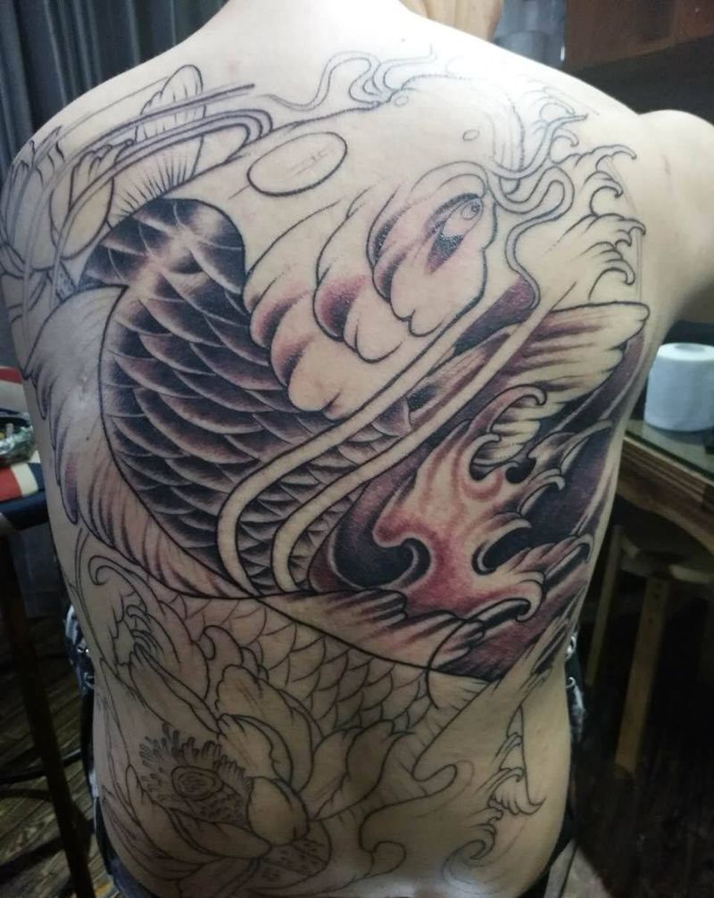 又是同款满背鲤鱼未完纹身图片