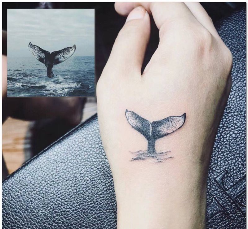 鲸鱼的尾巴纹身图片_手部鲸鱼小清新纹身图案