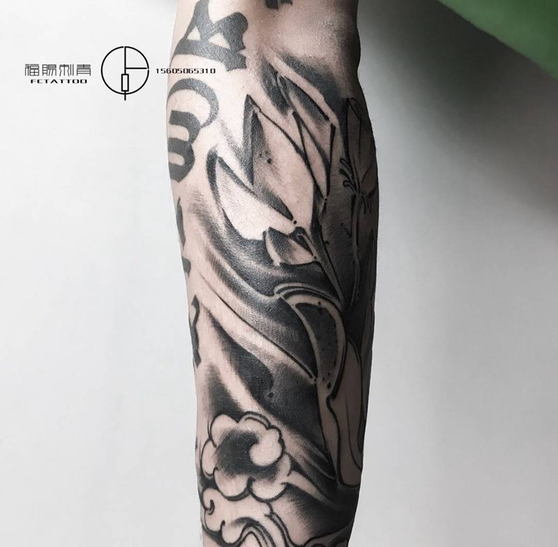 写意流荷纹身图片
