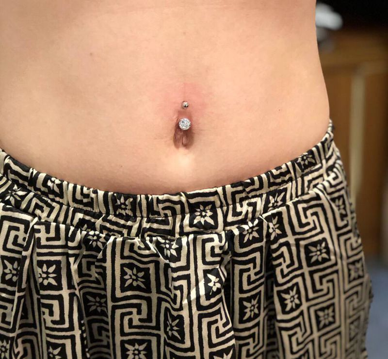 肚脐钉纹身图片_臀部欧美写实肚脐钉纹身图案