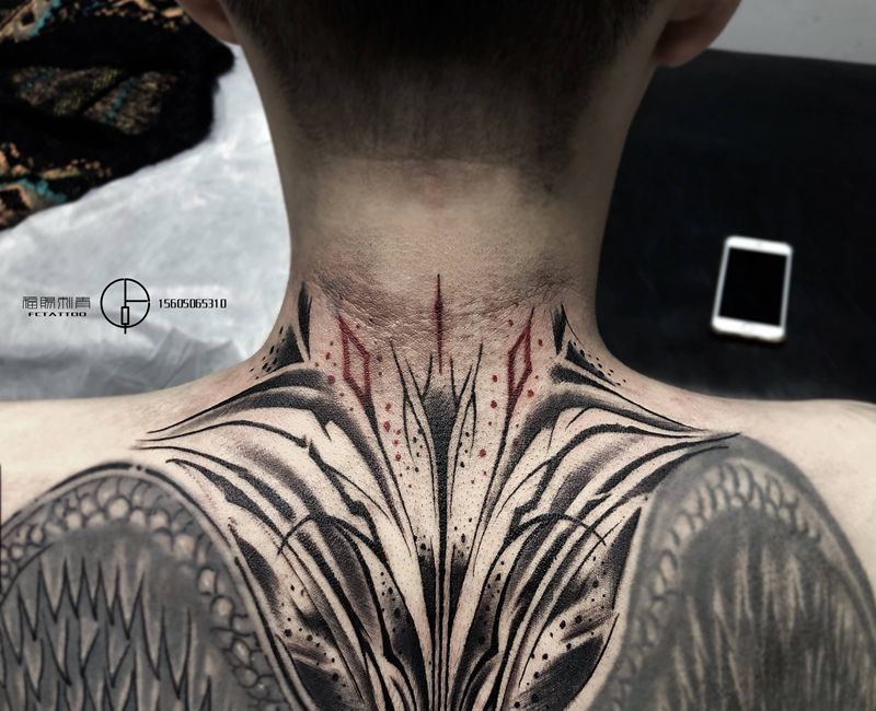 花体字纹身图片_颈部花体字纹身图案